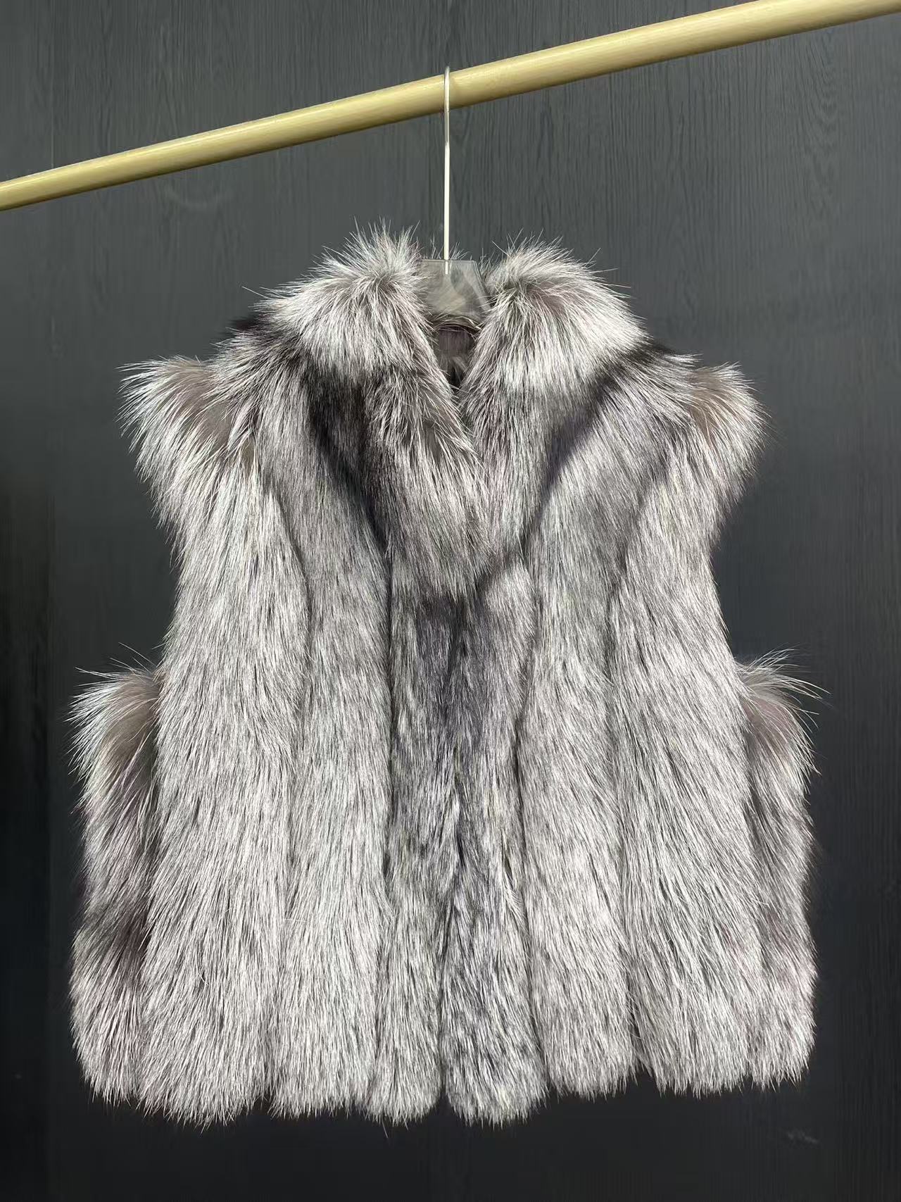 银狐典雅轻盈年轻感狐狸毛皮草女款外套-QF24PZ2553