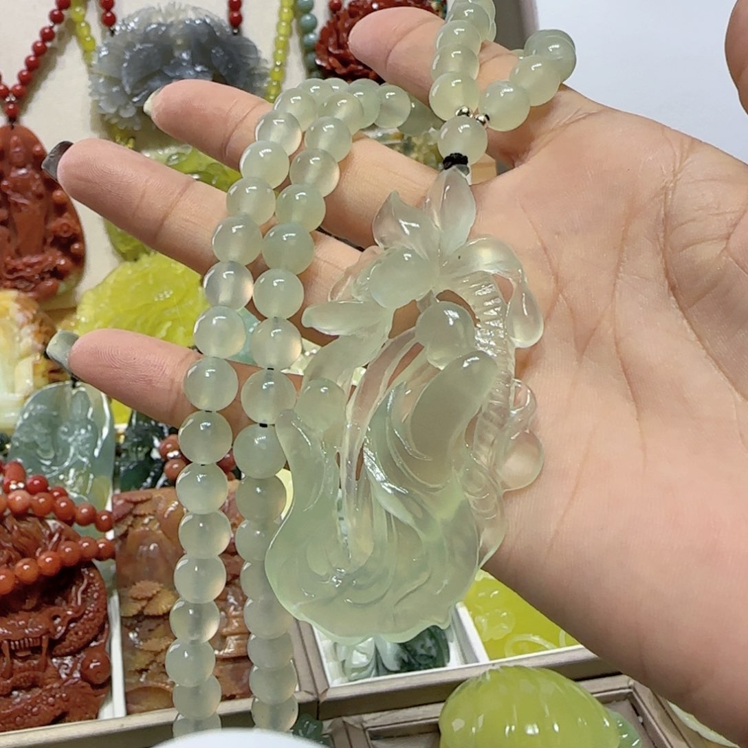 未镶嵌蛇纹石玉吊坠