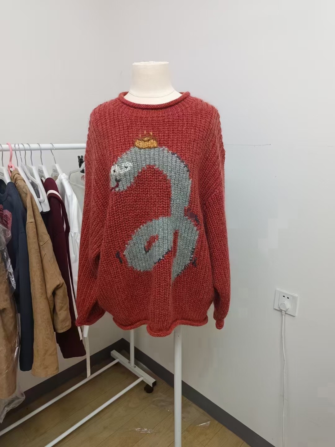  2025春季新款贺岁潦草招财蛇套头毛衫UY25112M334160