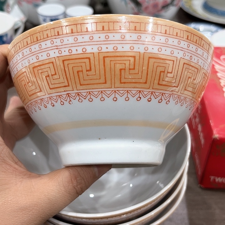 釉下五彩的瓷器和瓷器