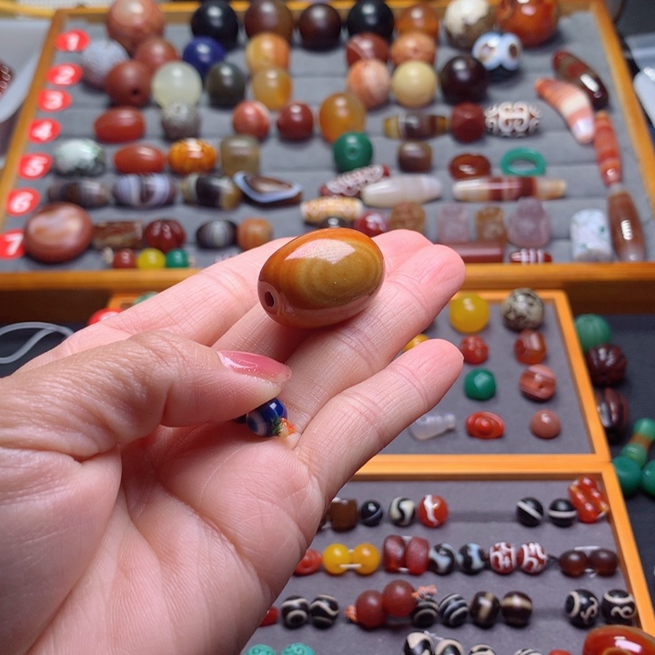 玛瑙/玉髓颈饰未镶嵌赵**?