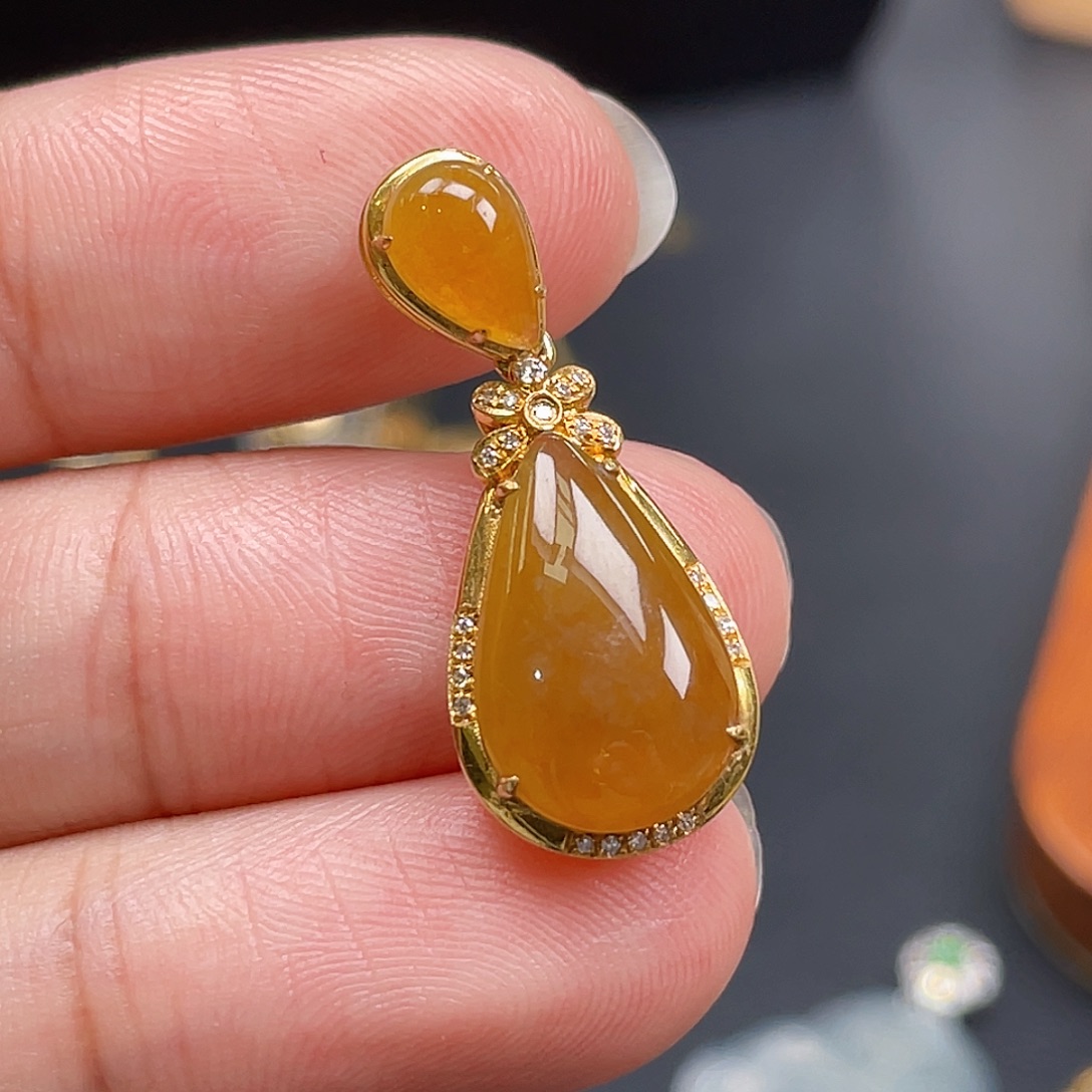 翡翠18K金镶嵌颈饰黄翡吊坠