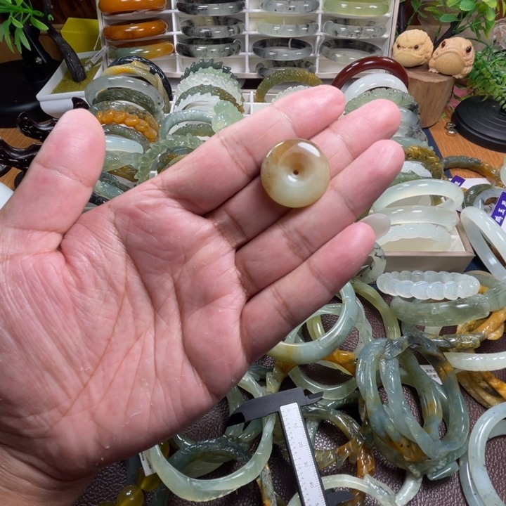 未镶嵌蛇纹石玉颈饰