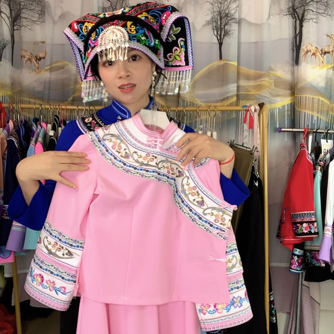 粉红色套装民族服饰