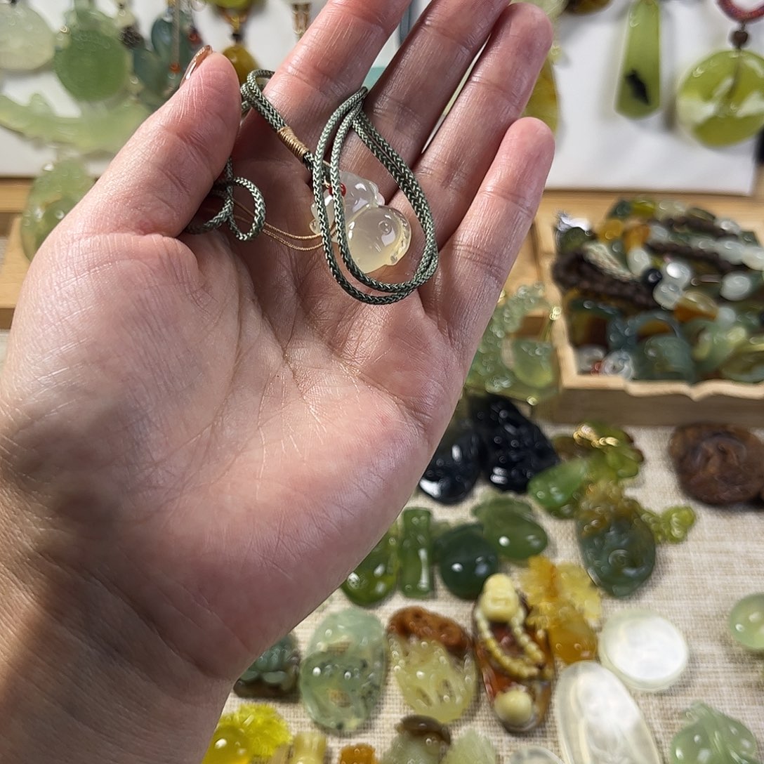 兮****蛇纹石玉未镶嵌颈饰