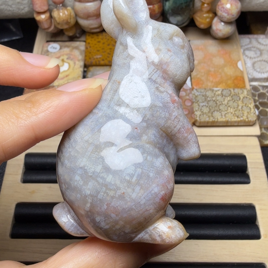 硅化玉未镶嵌冰飘彩小花：大兔子