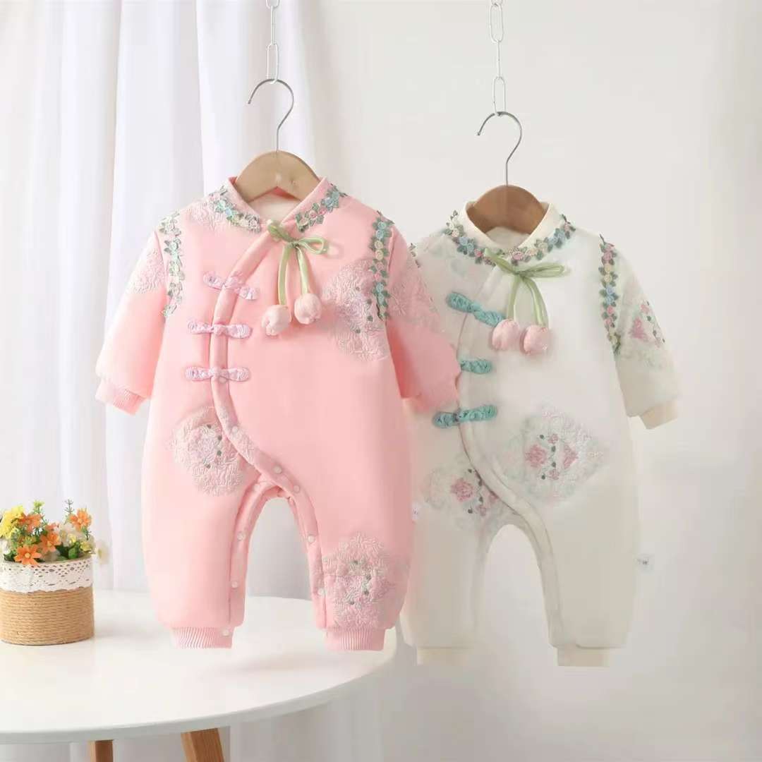 秋冬婴儿女宝绣花中厚保暖棉服冬季中国风外出服百天满月哈衣国风