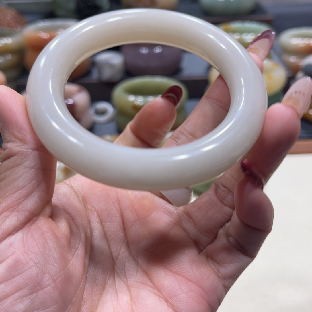 未镶嵌手镯石英岩玉一****?