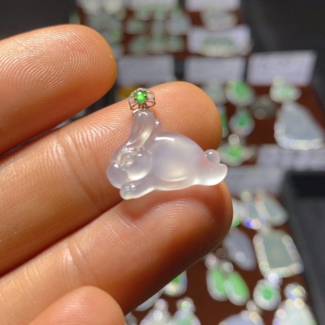 翡翠颈饰18K金镶嵌可爱小白兔