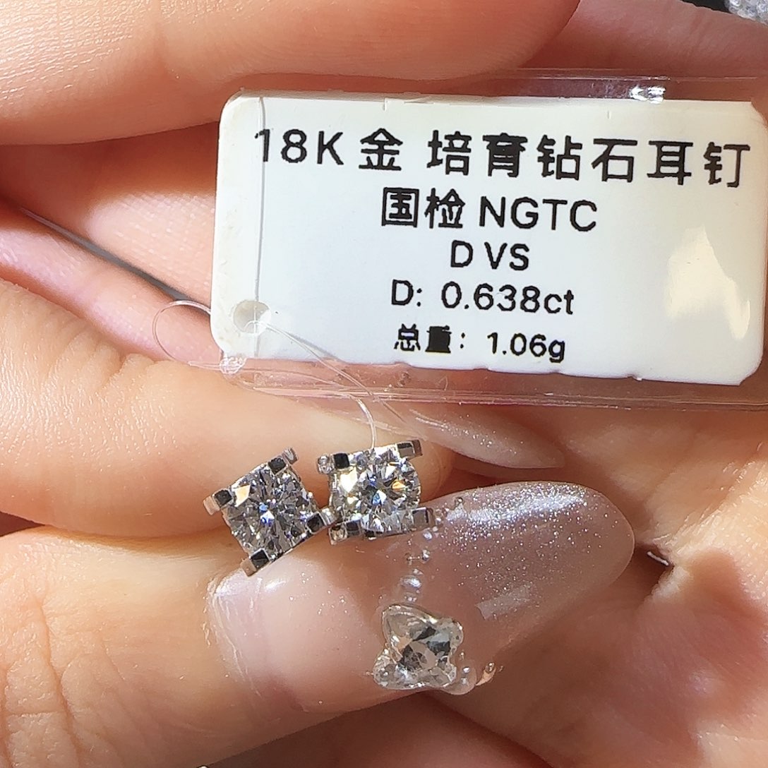 实验室培育钻石18K金镶嵌60分牛头耳钉
