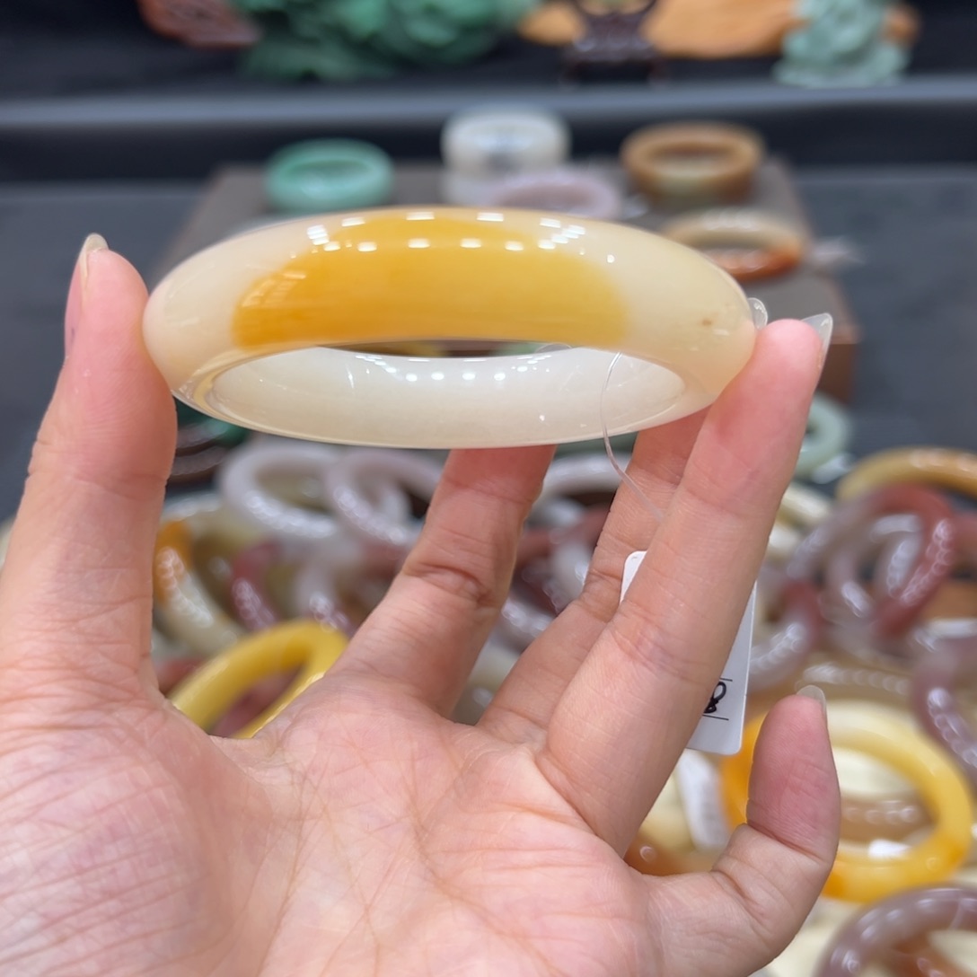 石英质玉手镯未镶嵌不**亮