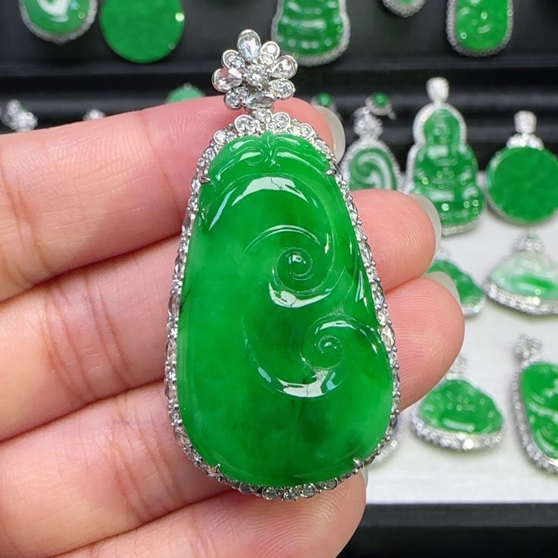 翡翠18K金镶嵌颈饰吊坠