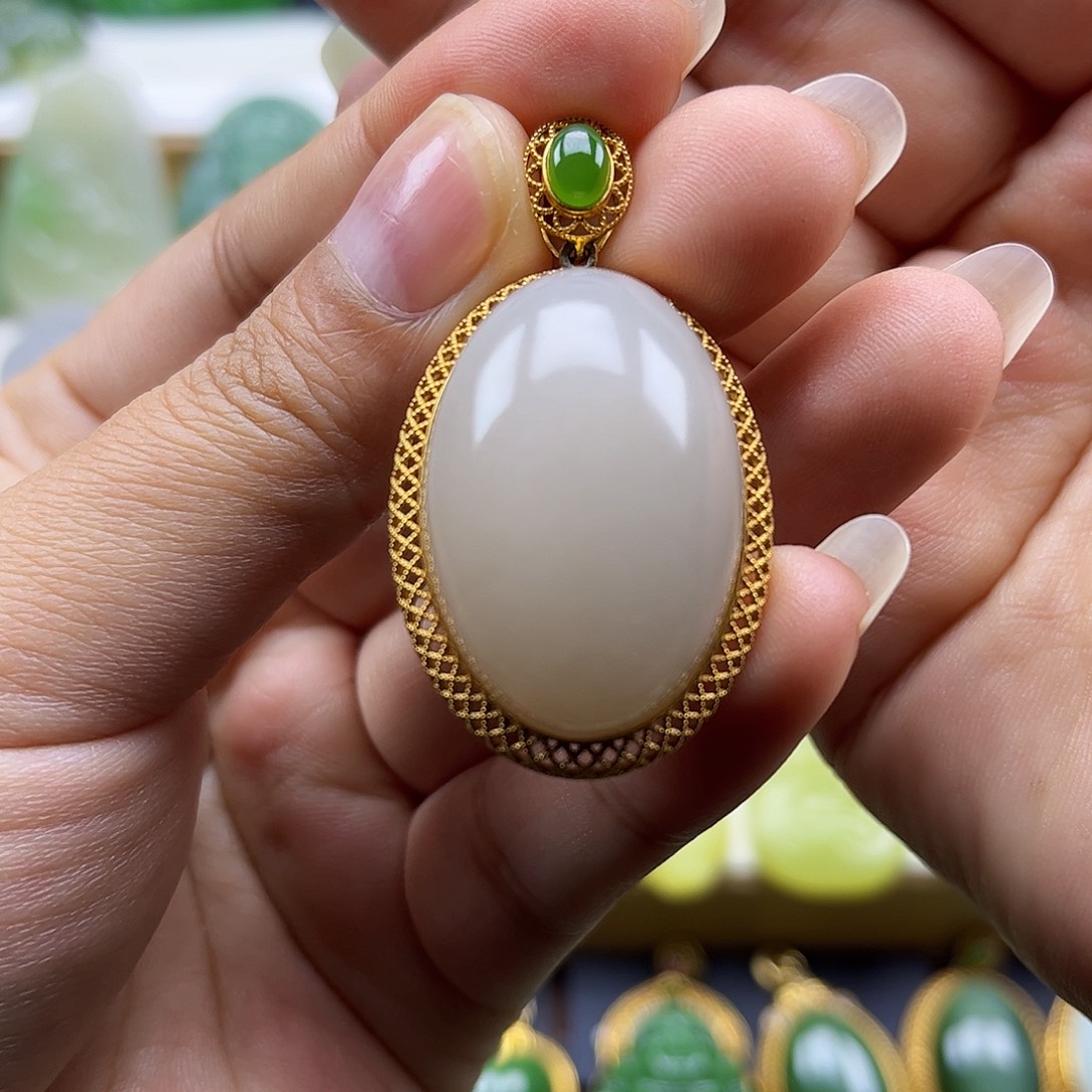 和田玉18K金镶嵌颈饰