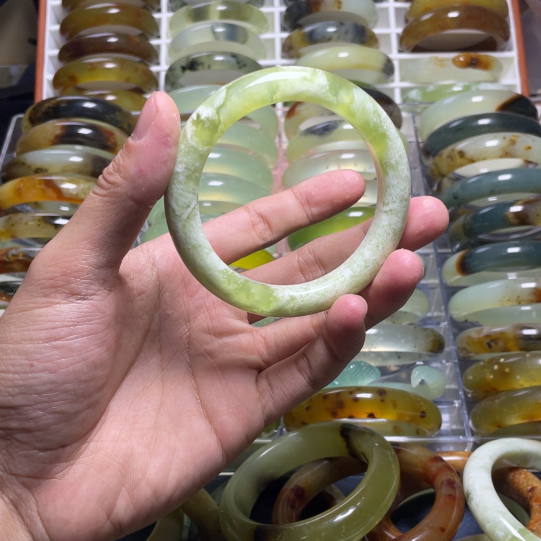 蛇纹石玉未镶嵌手镯