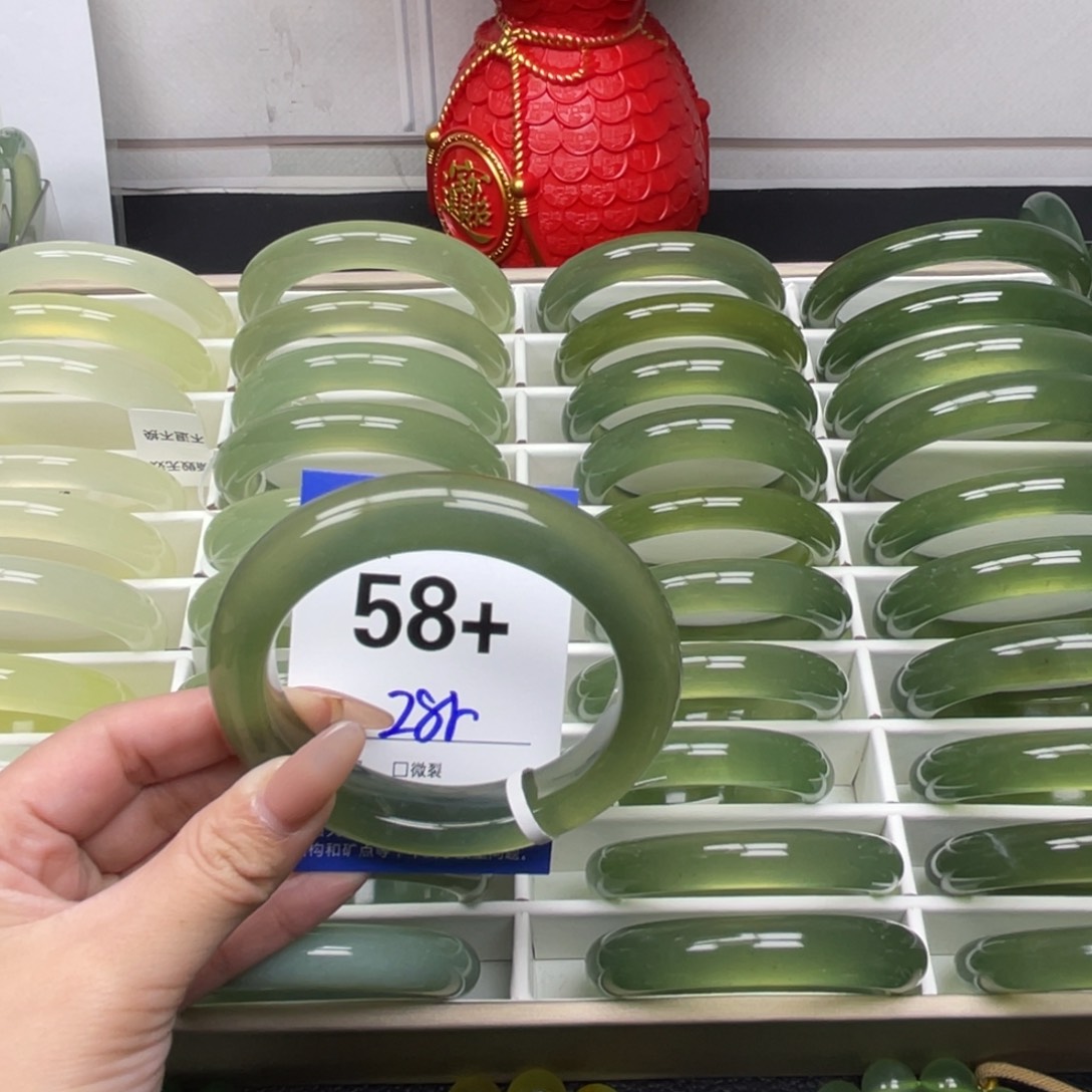 蛇纹石玉手镯未镶嵌刘*柜