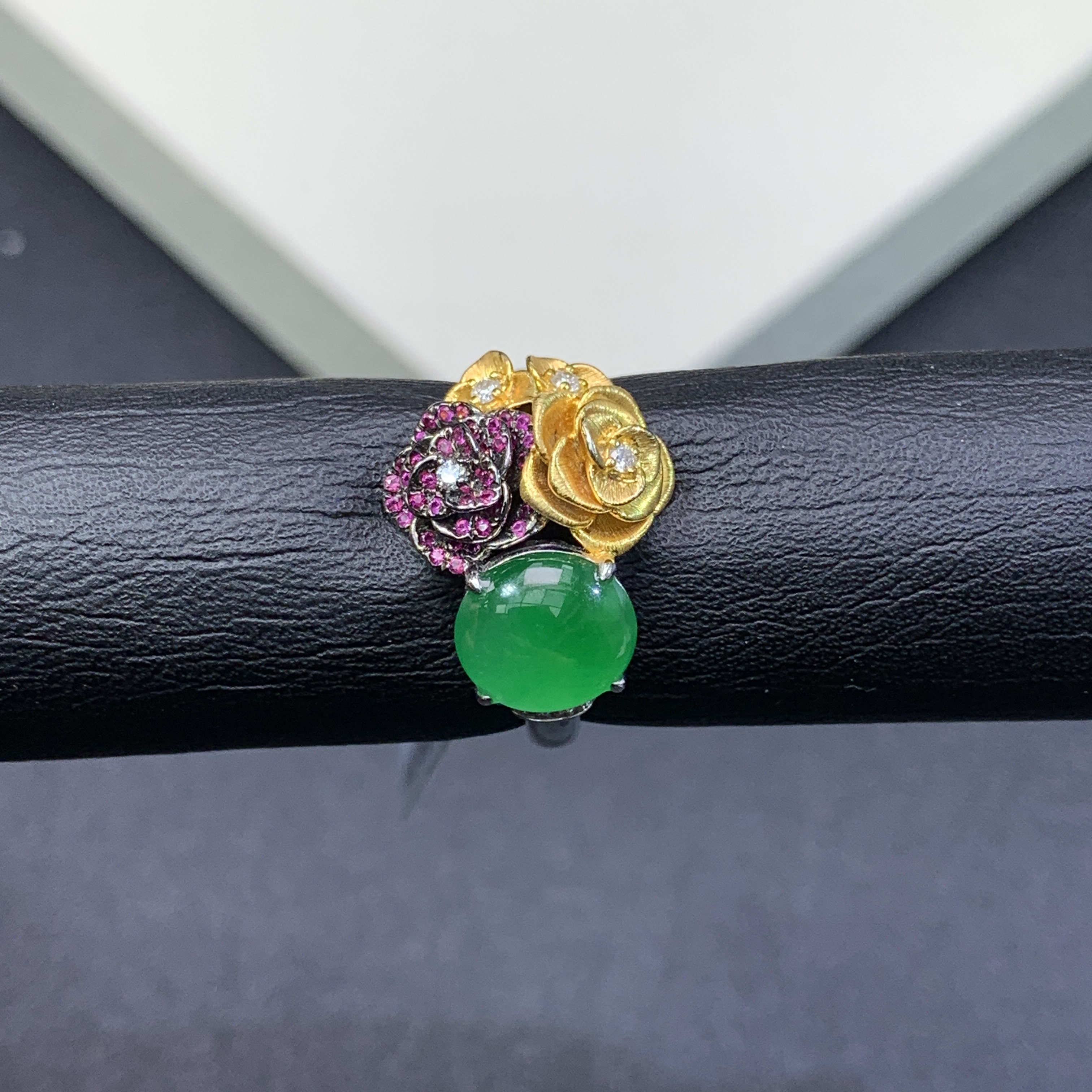 新品推荐·18K金冰种阳绿蛋面设计款缅A翡翠玉石戒指轻奢气质