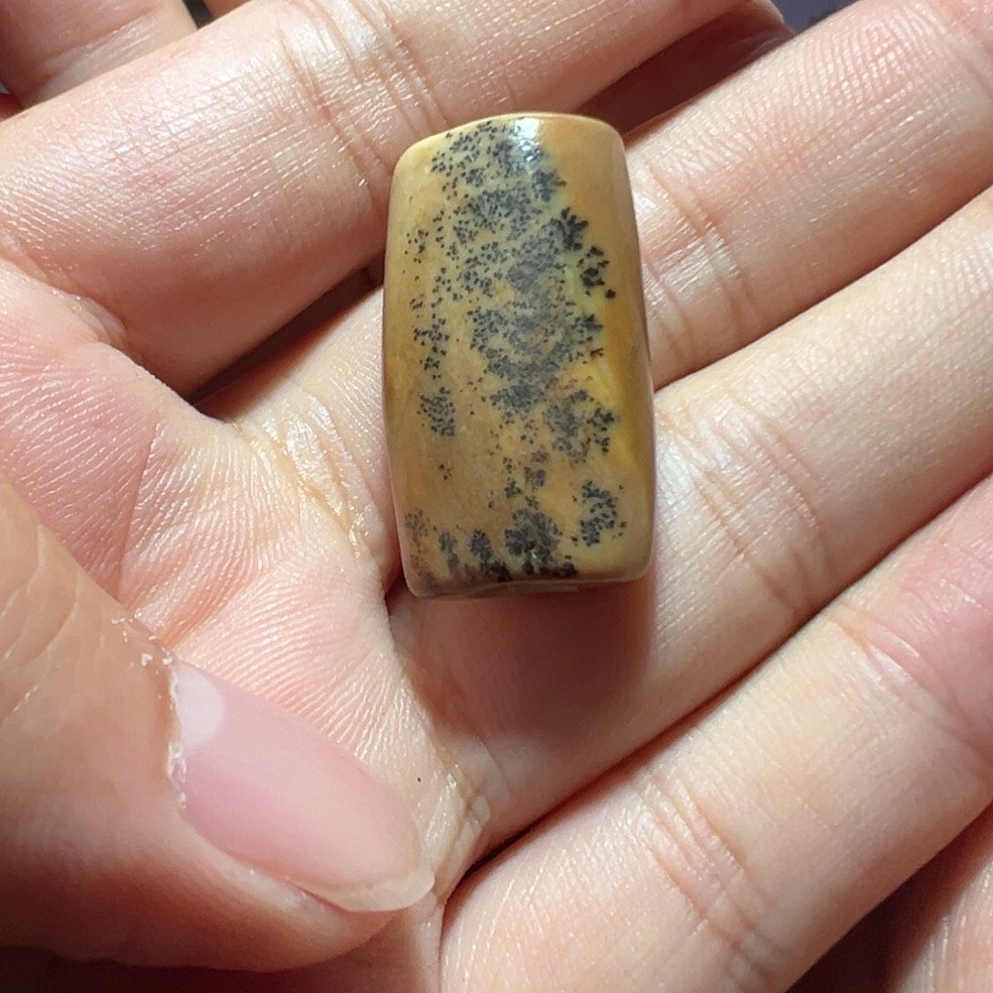 如***形玛瑙/玉髓未镶嵌珠子。