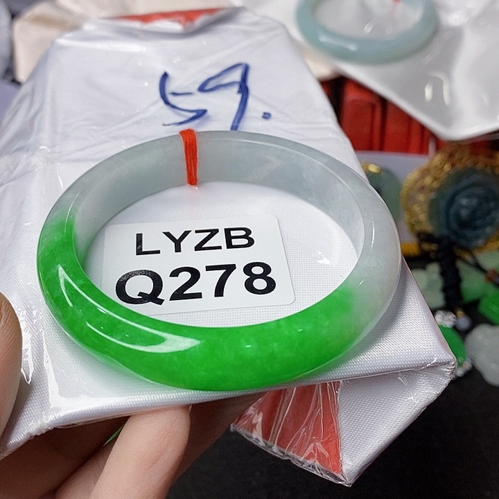 翡翠手镯未镶嵌小*思