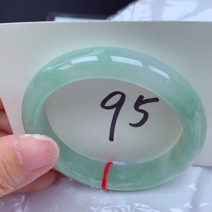 翡翠手镯未镶嵌翡翠