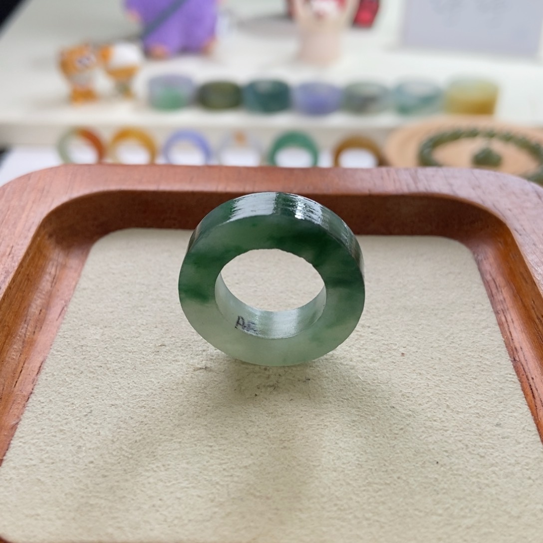 未镶嵌定制翡翠半山水绿花 品质漏