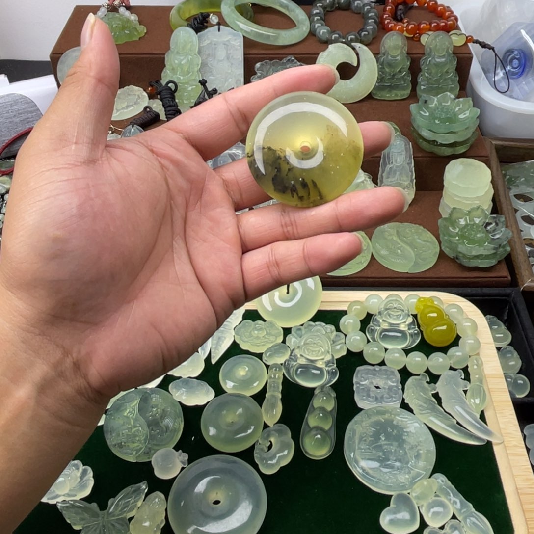 凌***界未镶嵌蛇纹石玉颈饰