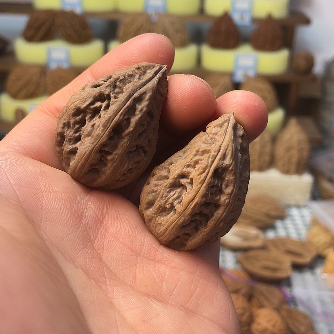 文玩核桃把件怀抱子异形