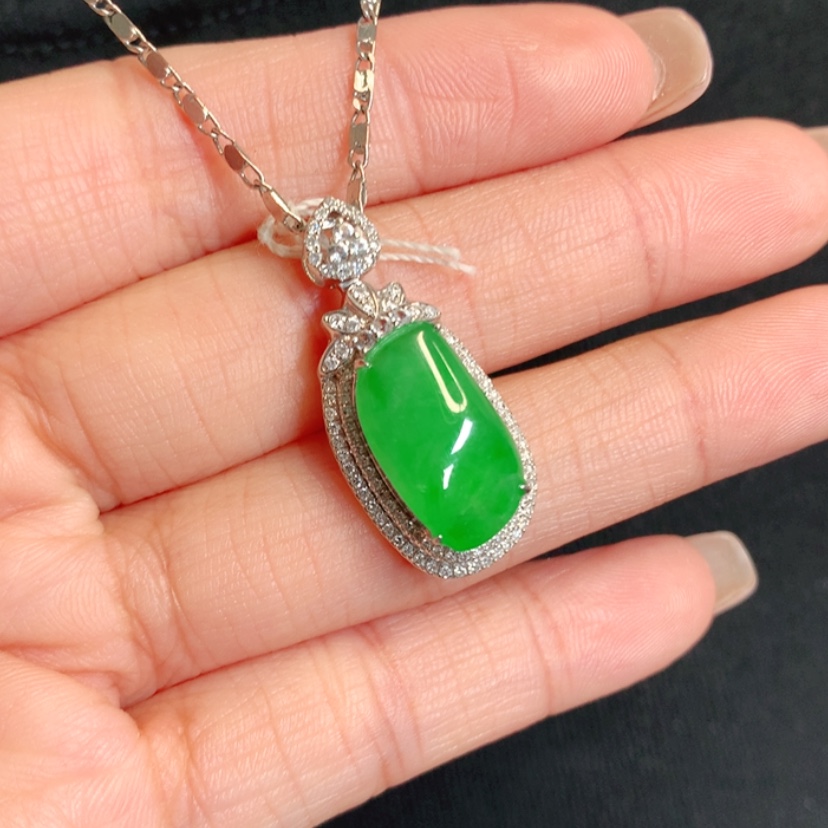 【闪购商品】颈饰18K金镶嵌翡翠随形戒面