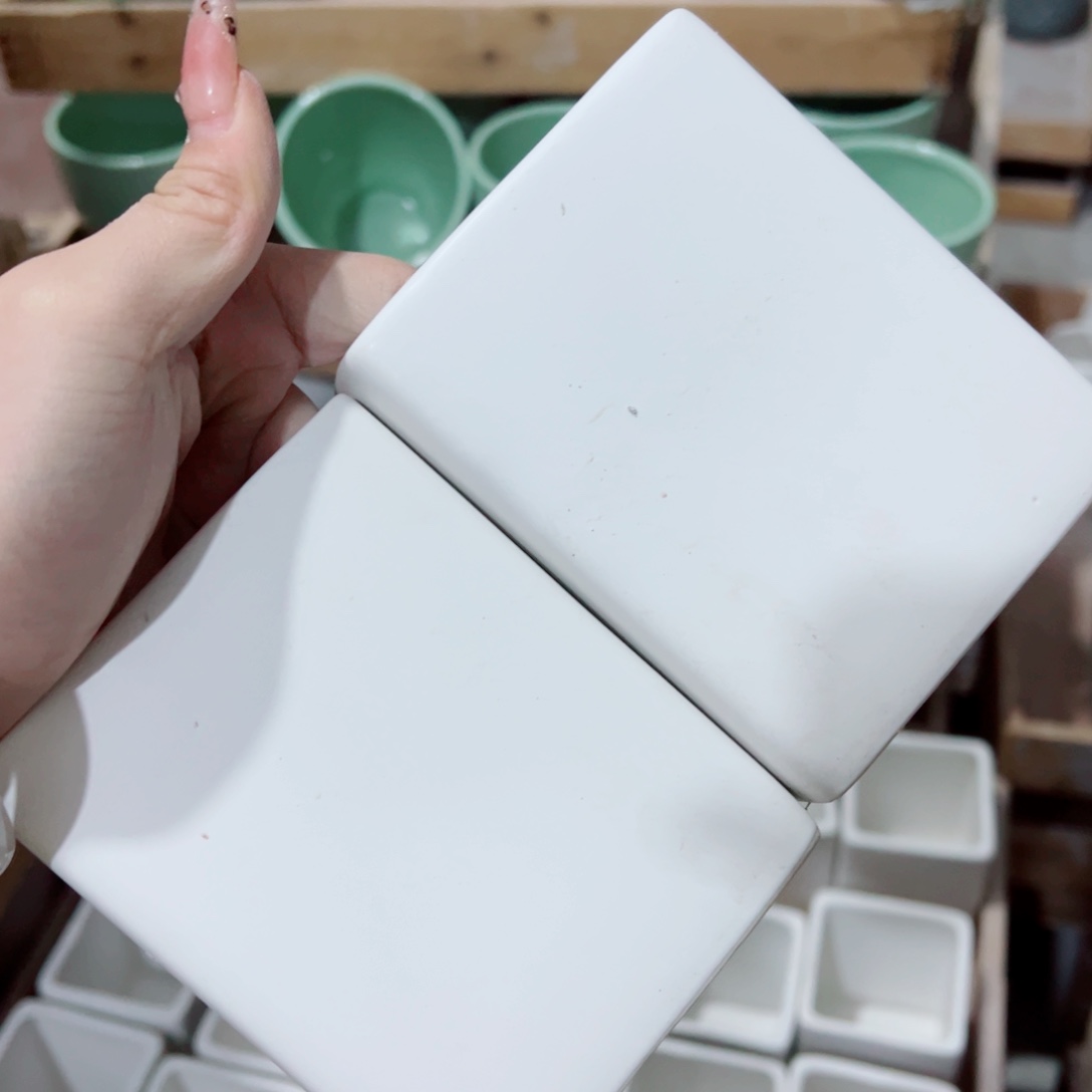 有孔，陶瓷花盆满10米包邮发货。