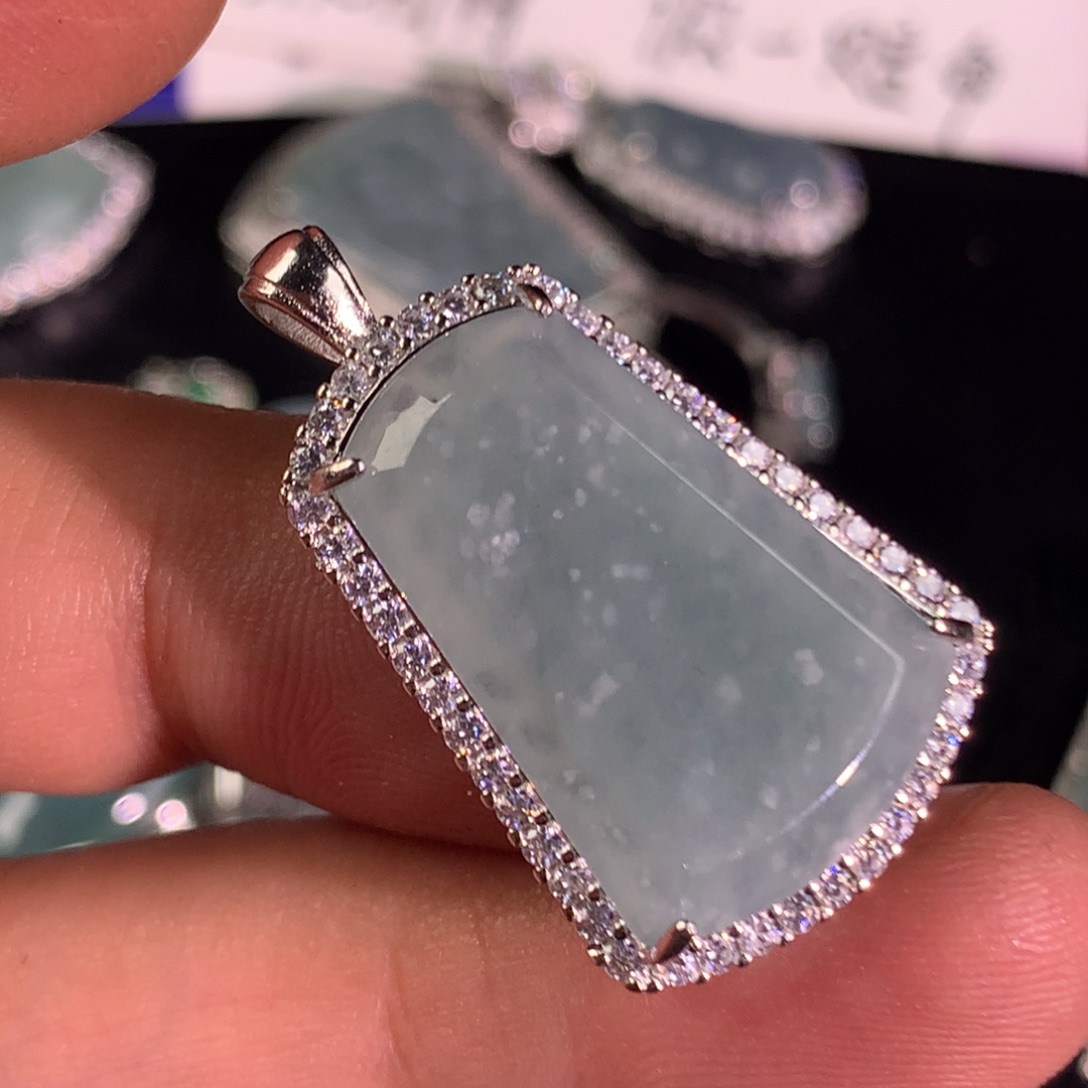 翡翠未镶嵌颈饰无事牌