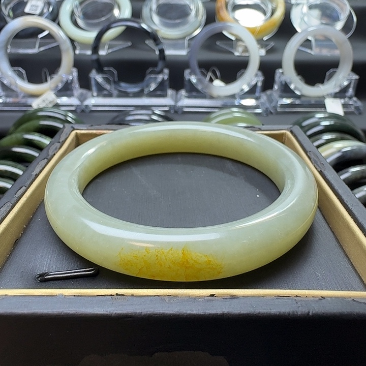 和田玉未镶嵌手镯