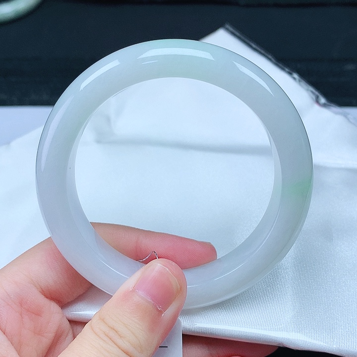 翡翠手镯未镶嵌54圈