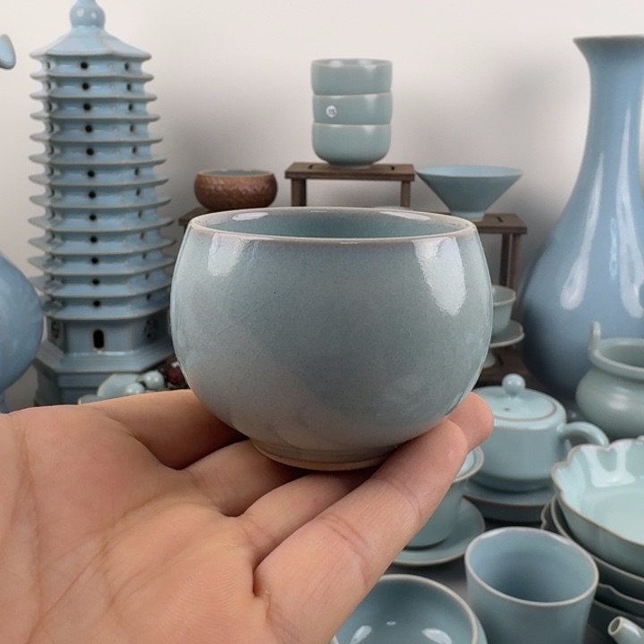 微瑕汝窑天青釉小龙旦杯