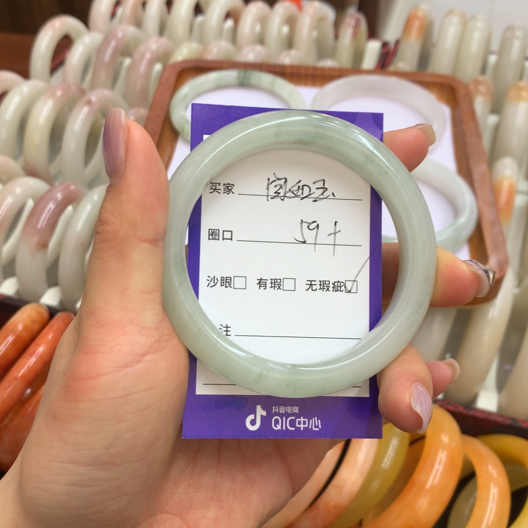 闫***玉石英质玉未镶嵌手镯