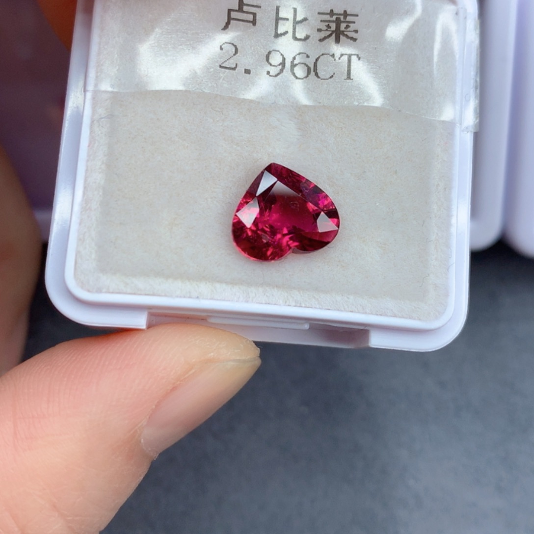 红色碧玺2.96克拉裸石未镶嵌