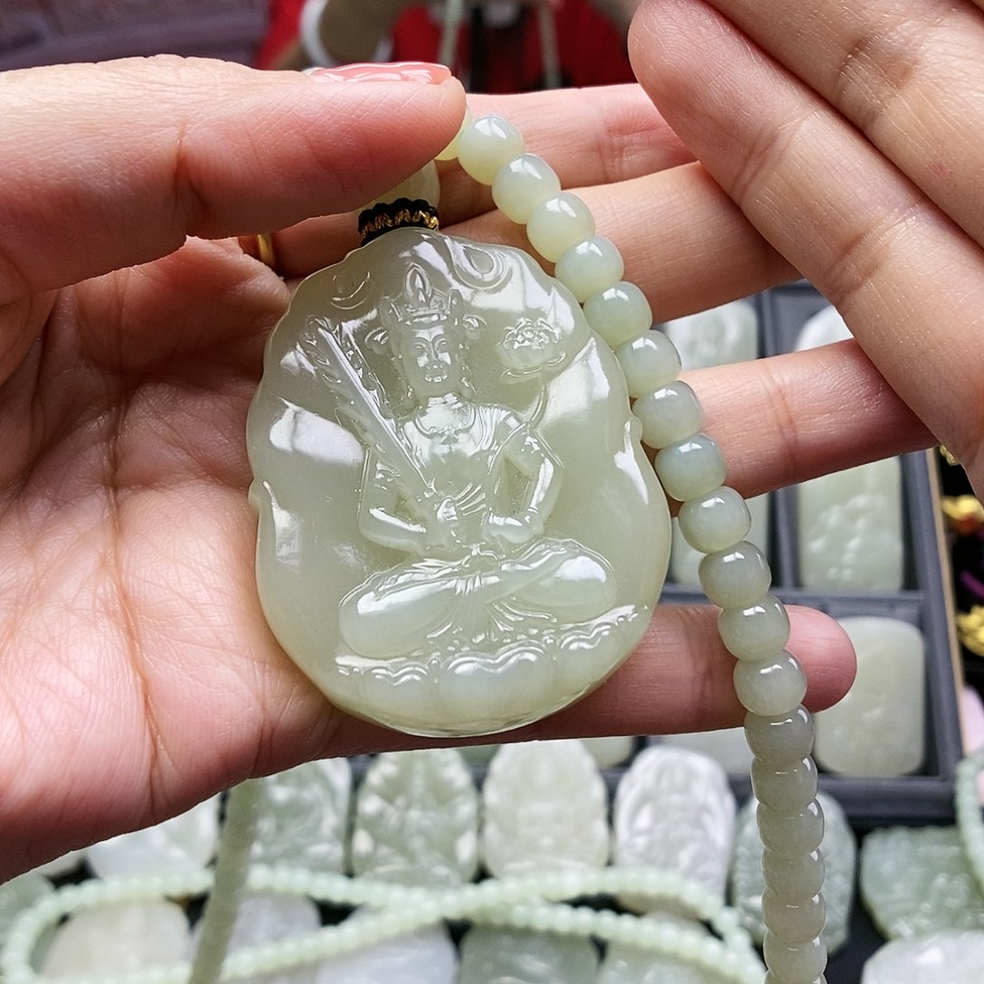 和田玉颈饰未镶嵌诚*?