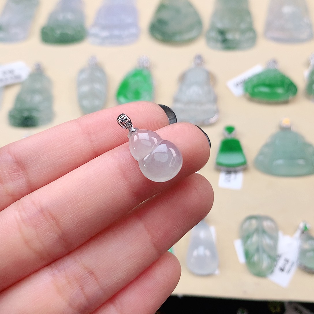 翡翠18K金镶嵌颈饰葫芦