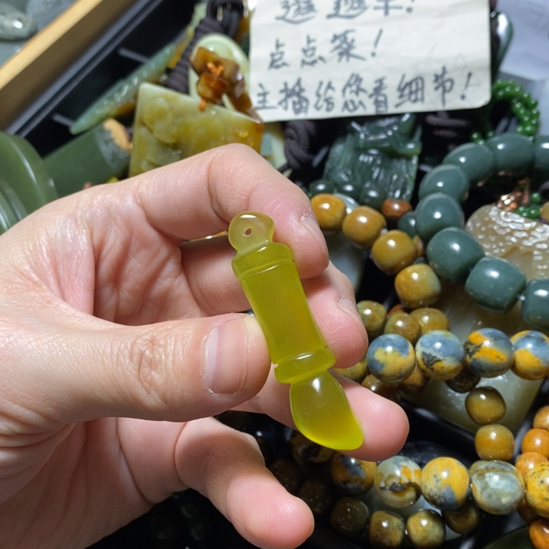 蛇纹石玉未镶嵌颈饰