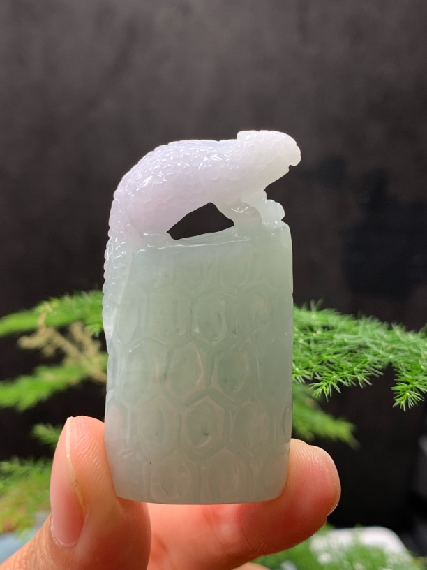 天然缅甸翡翠今非昔比小摆可当印章和吊坠