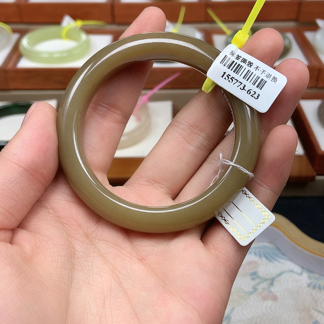 和田玉未镶嵌手镯