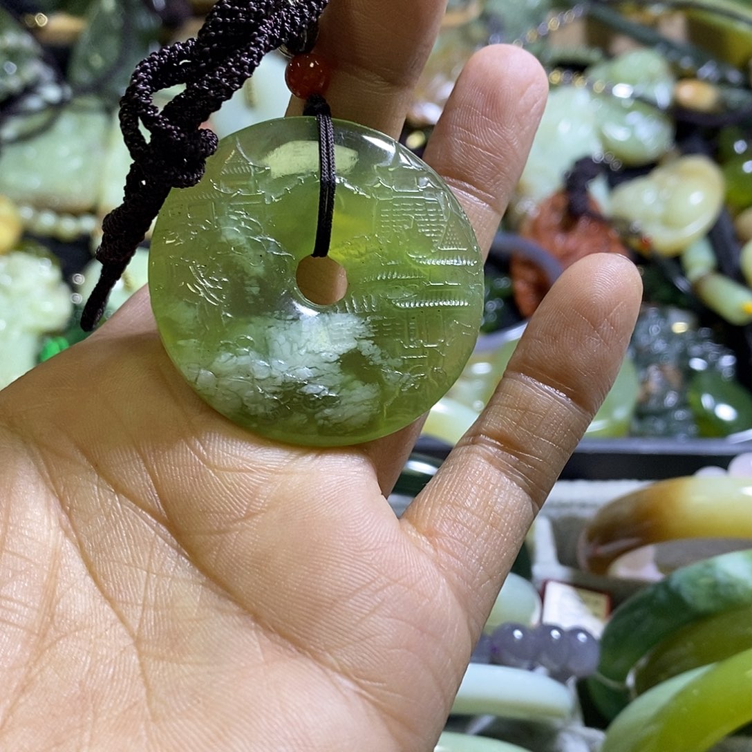 岫玉未镶嵌颈饰一个