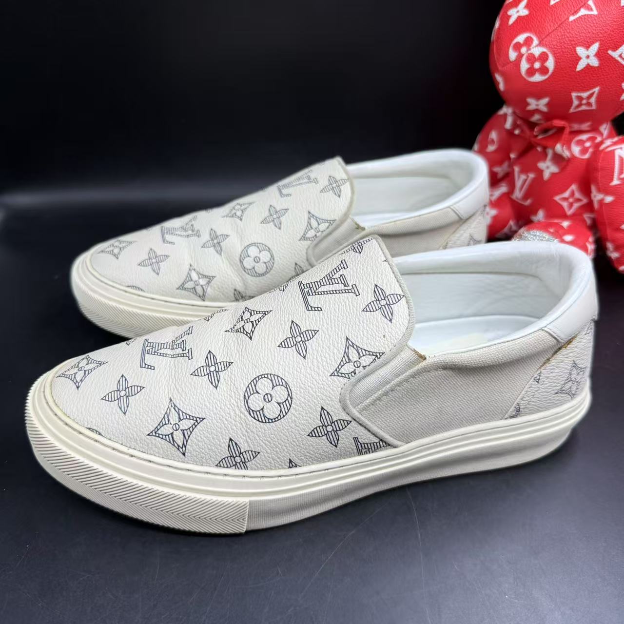 95新 LouisVuitton/路易威登 奶白色老花满印一脚蹬39欧 ddm2072