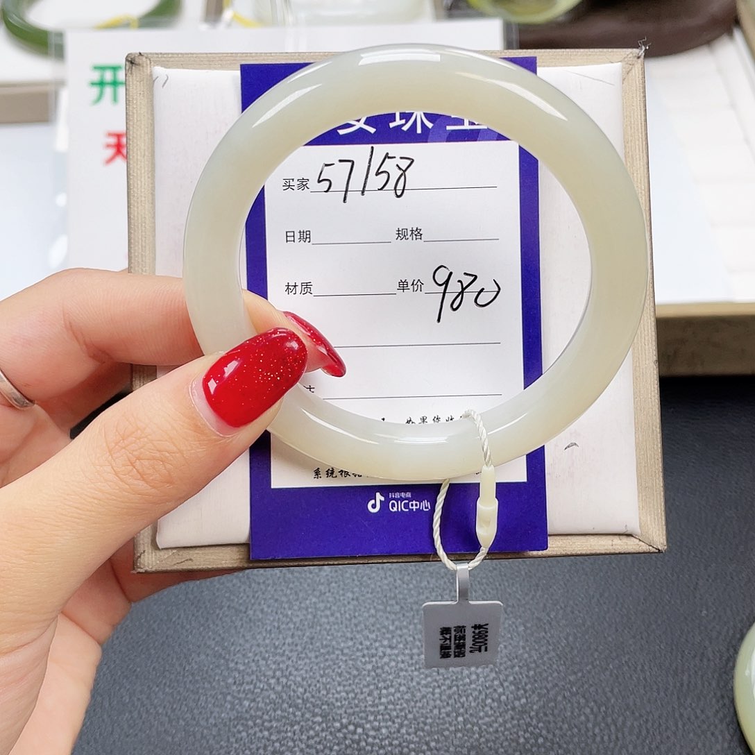 和田玉手镯未镶嵌