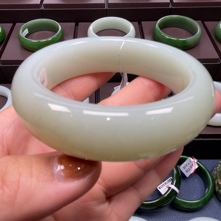 和田玉未镶嵌手镯