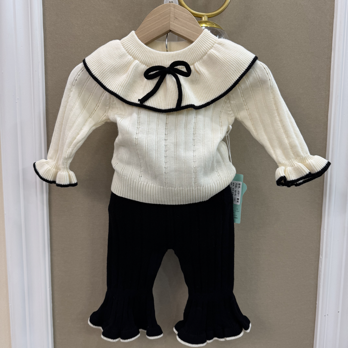 女宝套头毛衣两件套白色上衣黑裤子款