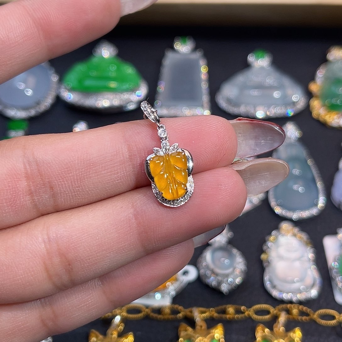 翡翠18K金镶嵌颈饰叶子