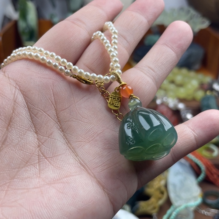 魔***瓶蛇纹石玉未镶嵌吊坠