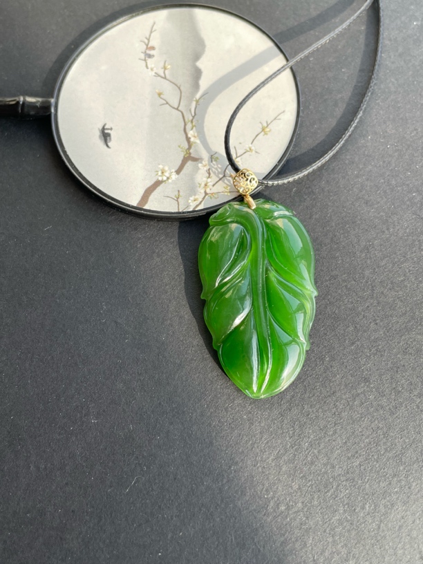 精品和田玉俄罗斯碧玉辣绿金枝玉叶吊坠挂件 色泽浓郁干净