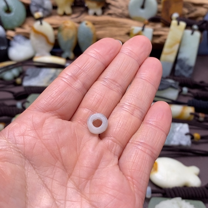 三****蛇纹石玉未镶嵌颈饰