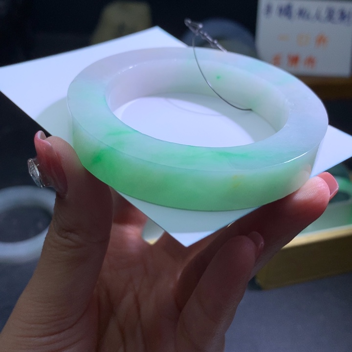定制翡翠未镶嵌翡翠手镯