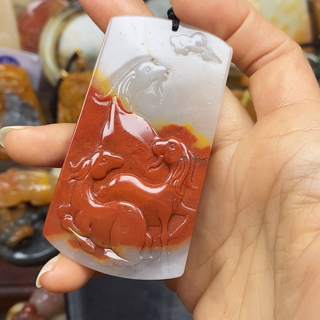 石英质玉（黄龙玉）颈饰未镶嵌